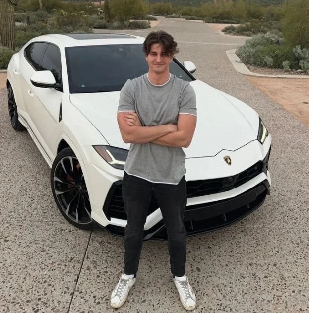 Youtuber 24 tuổi thu nhập hơn 9 tỷ đồng/tháng, hô biến 20 triệu thành 200 tỷ đồng chỉ sau vài năm: 20 tuổi không mua nổi 1 chiếc Lamborghini thì phải tự xem xét lại bản thân! - Ảnh 3. Youtuber 24 tuổi thu nhập hơn 9 tỷ đồng/tháng, hô biến 20 triệu thành 200 tỷ đồng chỉ sau vài năm: 20 tuổi không mua nổi 1 chiếc Lamborghini thì phải tự xem xét lại bản thân! - Ảnh 3.