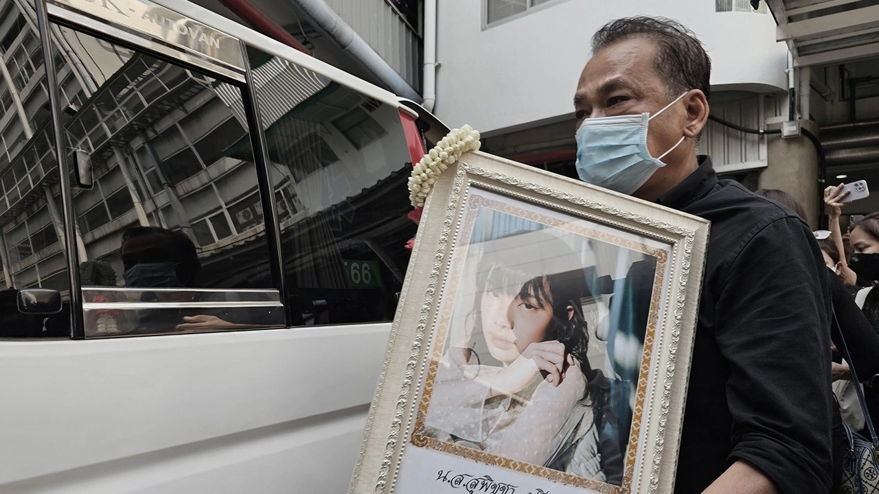Gia đình suy sụp khi nhận thi thể nữ ca sĩ Thái Lan - Ảnh 5.