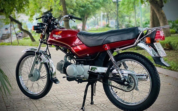 Xe máy 'huyền thoại' từng khiến dân Việt mê mẩn: Kỳ lạ dòng xe 'vang bóng 1 thời' gần 30 năm vẫn có giá 400 triệu đồng