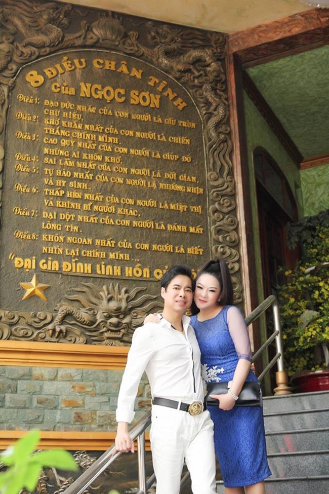 "8 điều chân tình của Ngọc Sơn" bằng tiếng Việt. Phiên bản bằng tiếng Anh cũng được nam ca sĩ treo gần nóc nhà, bên cạnh đôi rồng vàng.