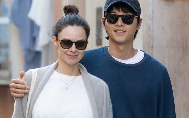 Song Joong Ki nắm tay vợ bầu tại Rome