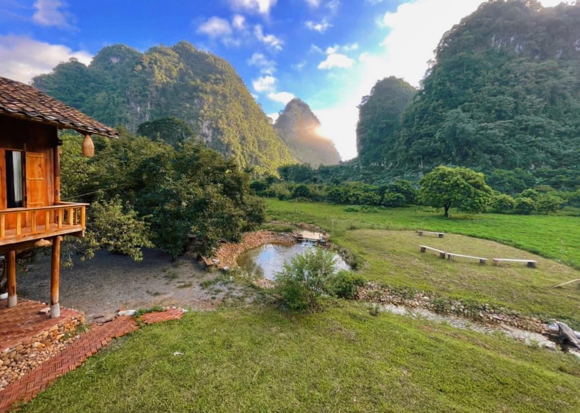 Người phụ nữ dành hơn 1 năm cải tạo ngôi nhà đá giữa thung lũng làm nơi nương náu cho tâm hồn, kết nối những đứa trẻ với thiên nhiên - Ảnh 4.