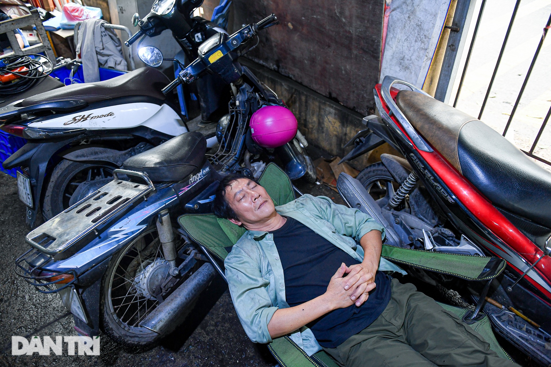 Hoàng Hải chở NSƯT Thanh Quý trên xe máy cà tàng, ngủ cạnh bãi rác - Ảnh 11.