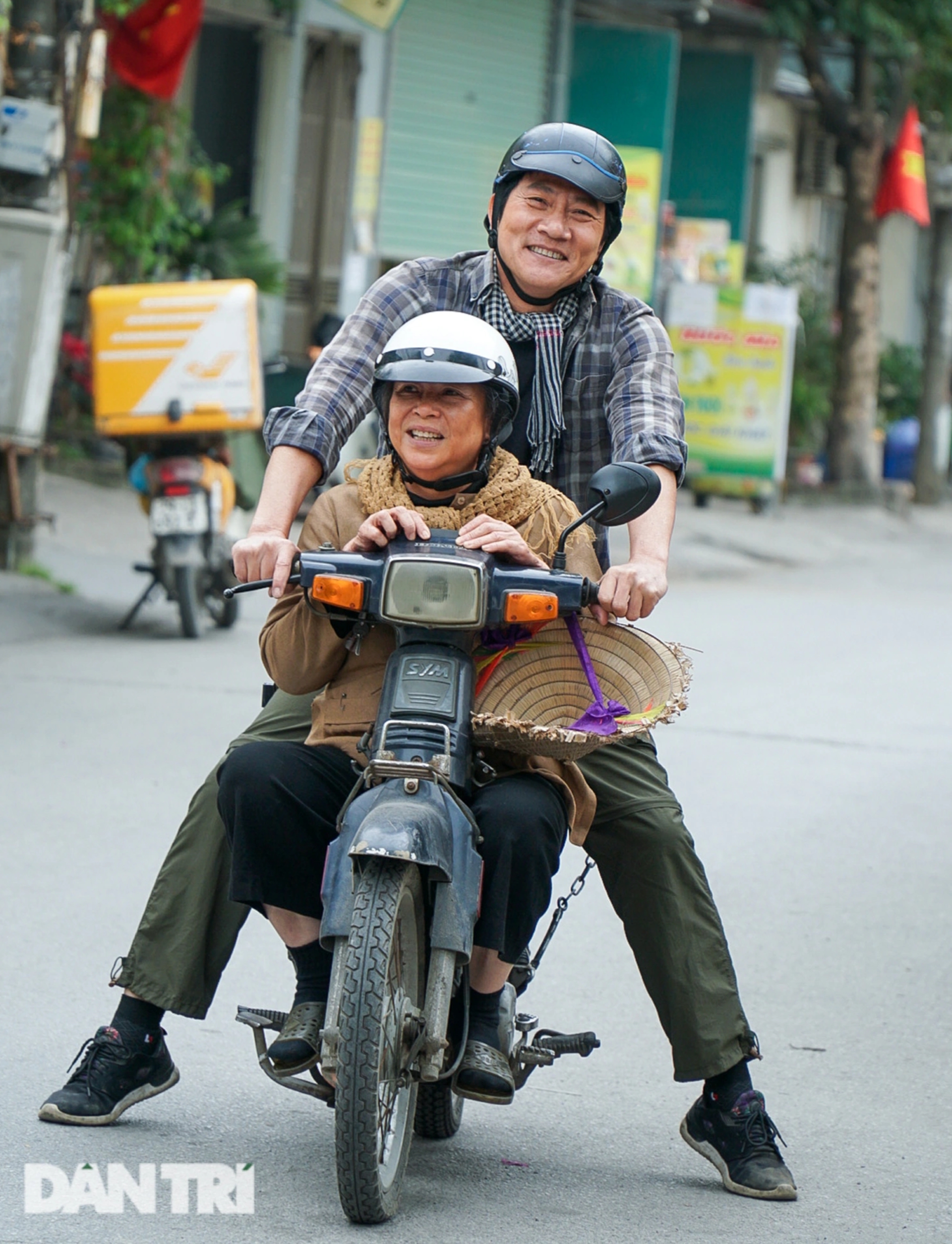 Hoàng Hải chở NSƯT Thanh Quý trên xe máy cà tàng, ngủ cạnh bãi rác - Ảnh 4.