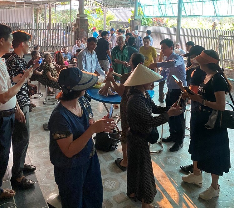 Cận cảnh cặp nhung hươu &ldquo;khổng lồ&rdquo; được b&aacute;n với gi&aacute; gần 100 triệu đồng - Ảnh 1.