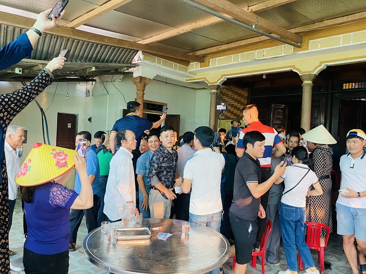 Cận cảnh cặp nhung hươu &ldquo;khổng lồ&rdquo; được b&aacute;n với gi&aacute; gần 100 triệu đồng - Ảnh 2.