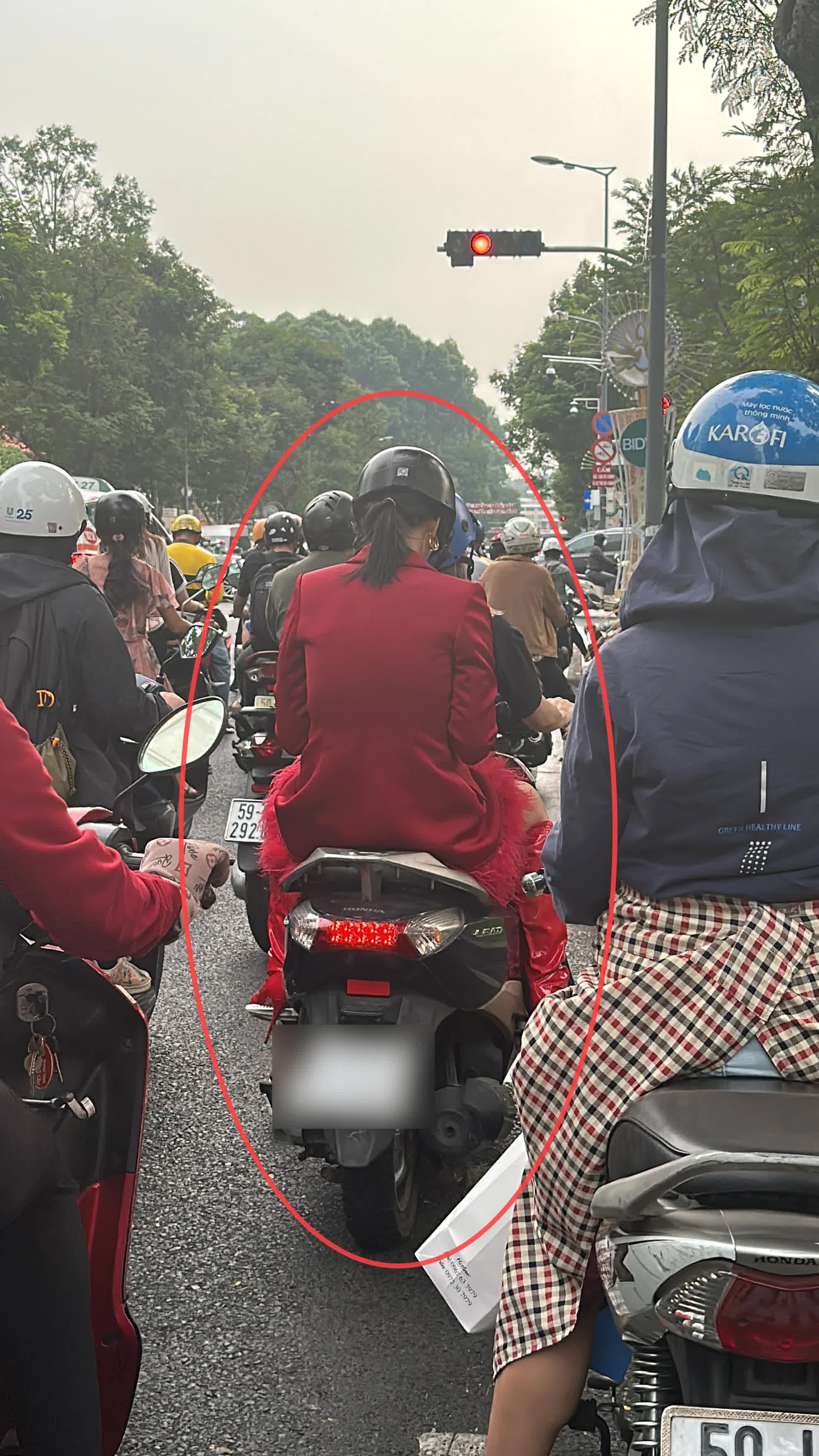 Lên đồ lộng lẫy dự sự kiện, 1 mẹ đơn thân sao Việt gây chú ý vì khoảnh khắc ngồi xe máy ra về  - Ảnh 3.