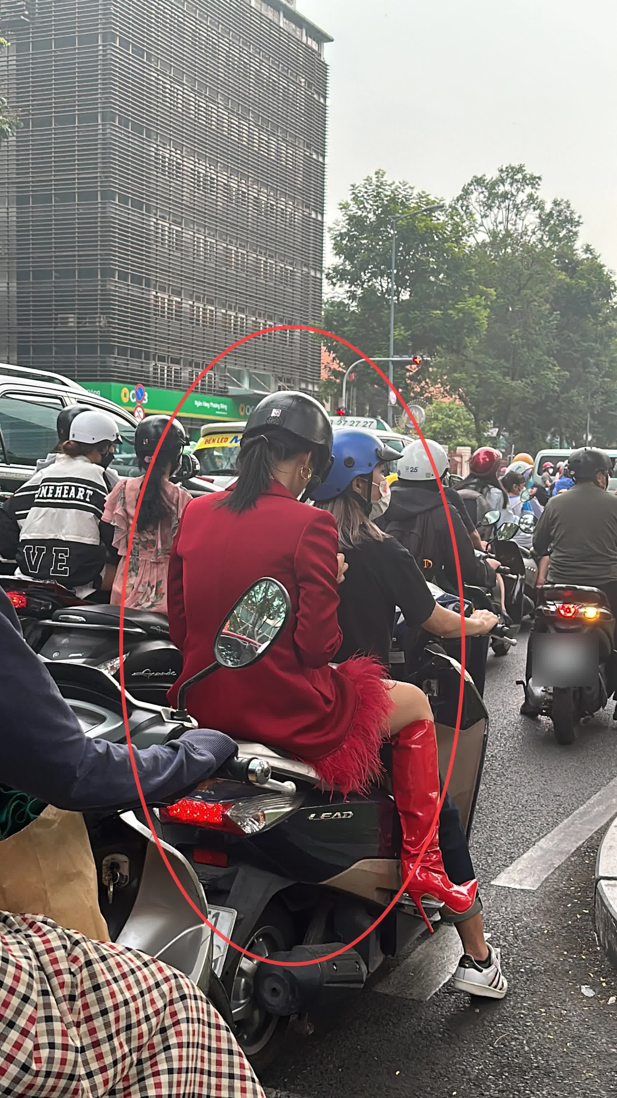 Lên đồ lộng lẫy dự sự kiện, 1 mẹ đơn thân sao Việt gây chú ý vì khoảnh khắc ngồi xe máy ra về  - Ảnh 2.