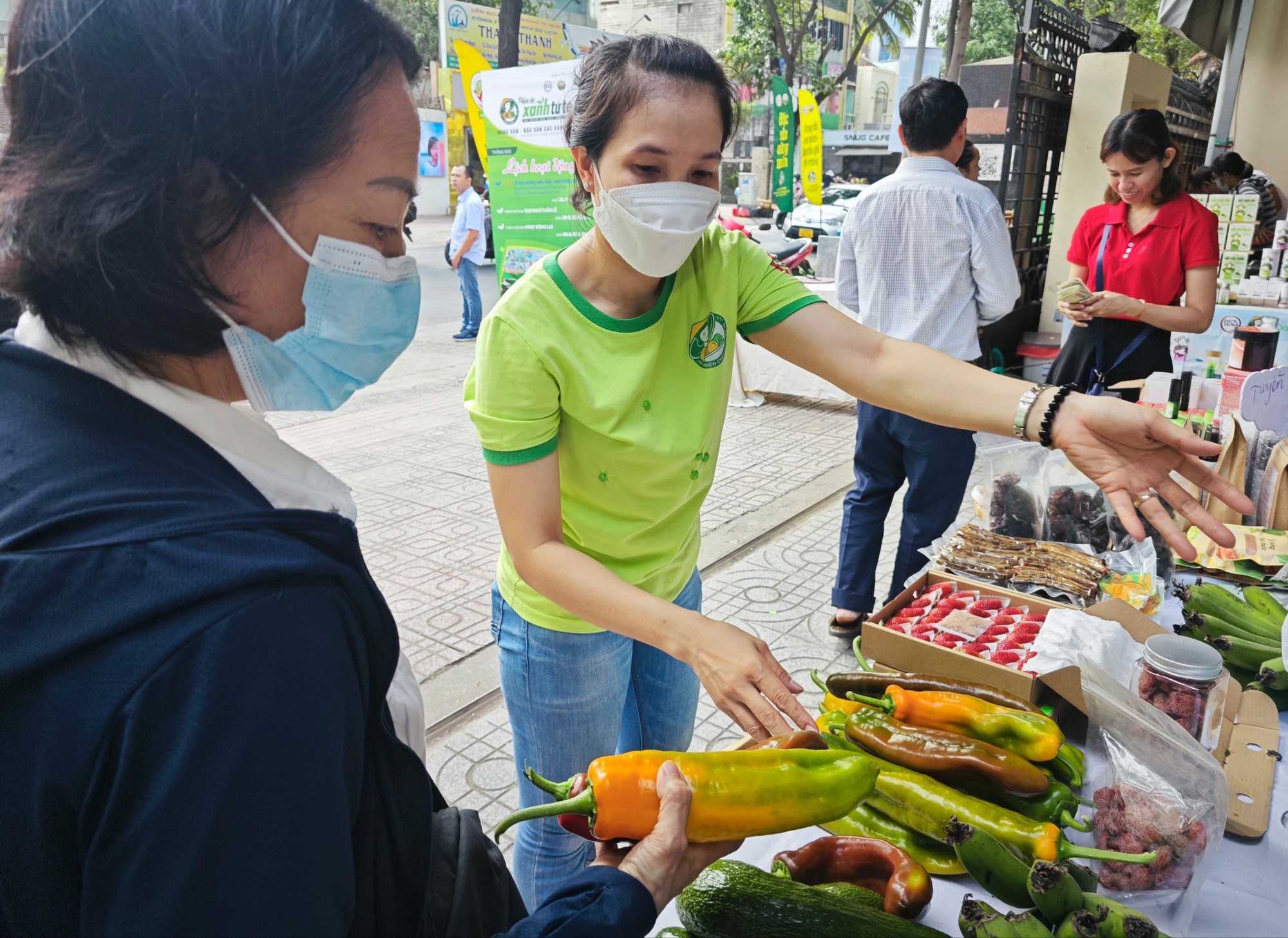 Thích thú với ớt khổng lồ không cay ăn như trái cây - Ảnh 4.