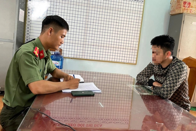 Mượn trang phục công an mặc, lên Facebook dọa "lệch anh cho nhập kho" - Ảnh 1. Mượn trang phục công an mặc, lên Facebook dọa "lệch anh cho nhập kho" - Ảnh 1.
