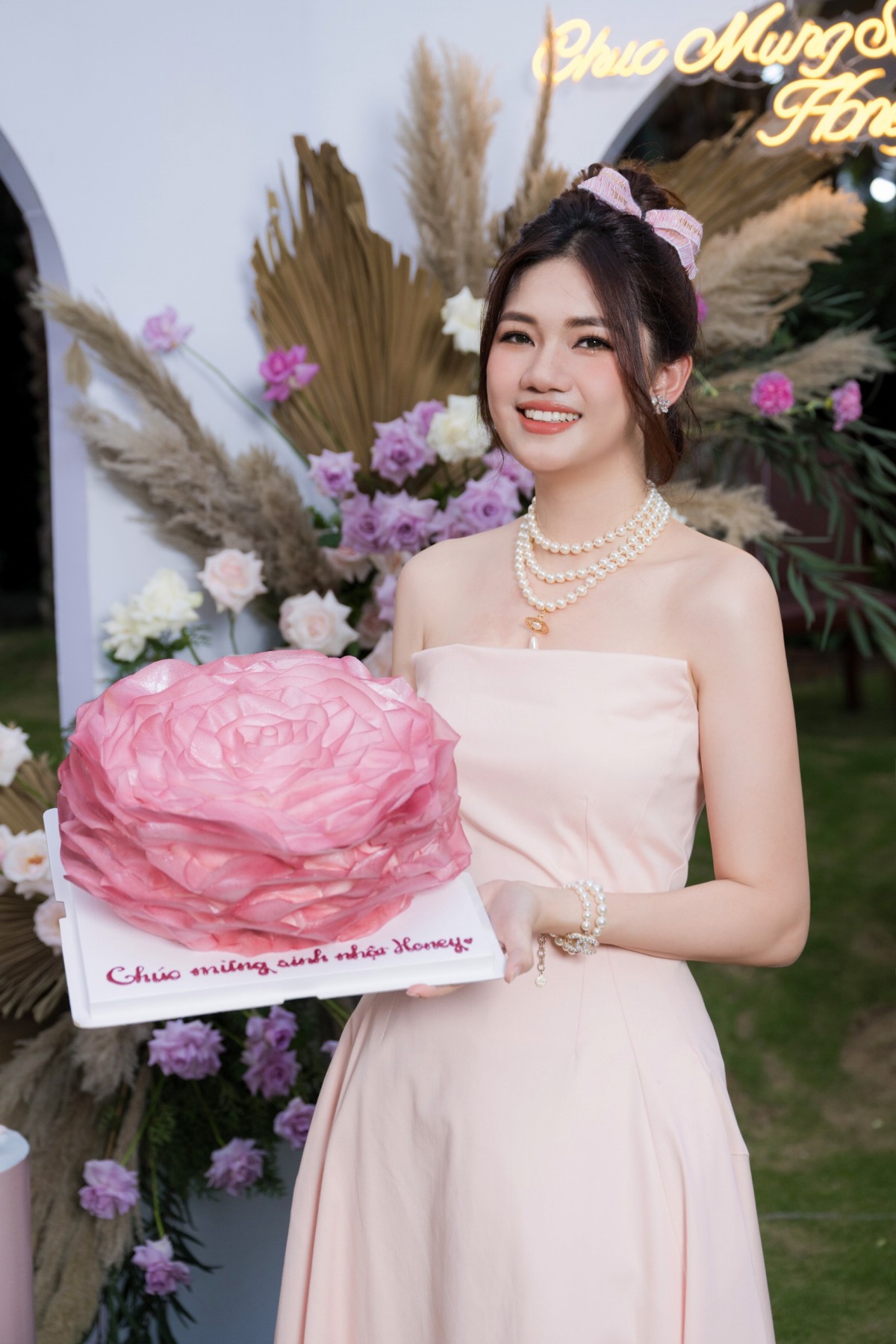 Chồng đại gia tổ chức sinh nhật như đám cưới cho Thanh Tú - Ảnh 2.