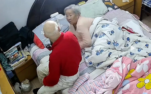 Vợ 100 tuổi hỏi "Anh có yêu em không?", câu trả lời "cực sến" của người chồng 98 tuổi khiến cộng đồng mạng phát sốt