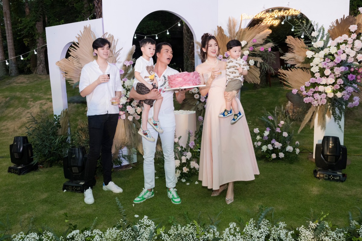 Chồng đại gia tổ chức sinh nhật như đám cưới cho Thanh Tú - Ảnh 1.
