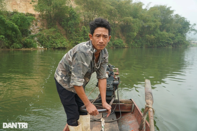 Công phu nghề cào hến trên sông Mã - Ảnh 1.