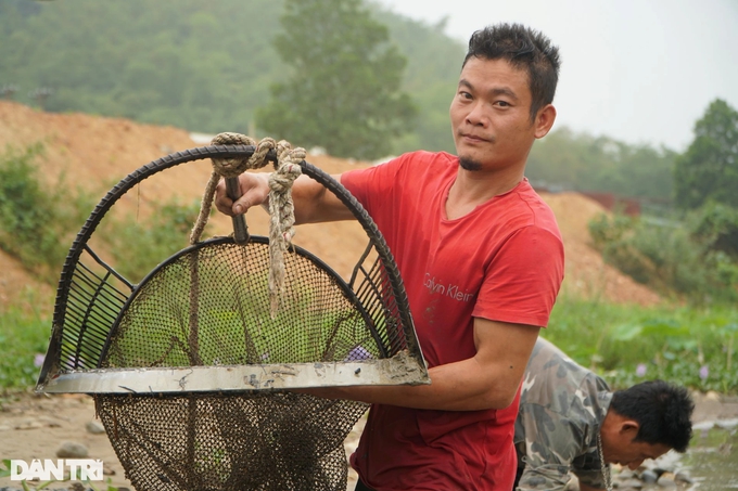 Công phu nghề cào hến trên sông Mã - Ảnh 3.