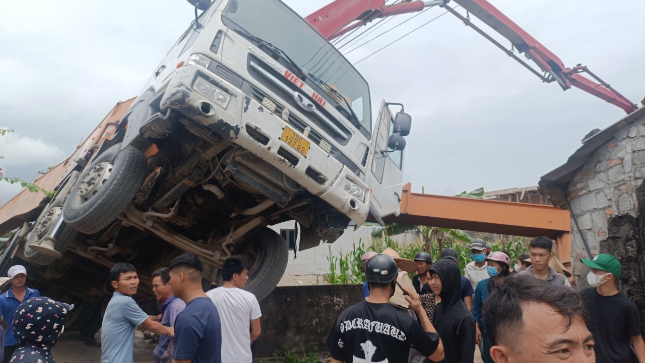 Xe bơm bê tông bị lật, 2 công nhân thương vong - Ảnh 1.