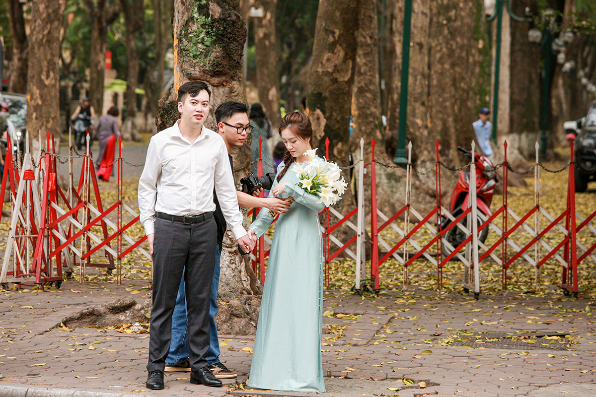 Chị em hào hứng check in với 'combo' hoa loa kèn cùng lá vàng rơi trên con đường lãng mạn nhất Hà Nội - Ảnh 6.