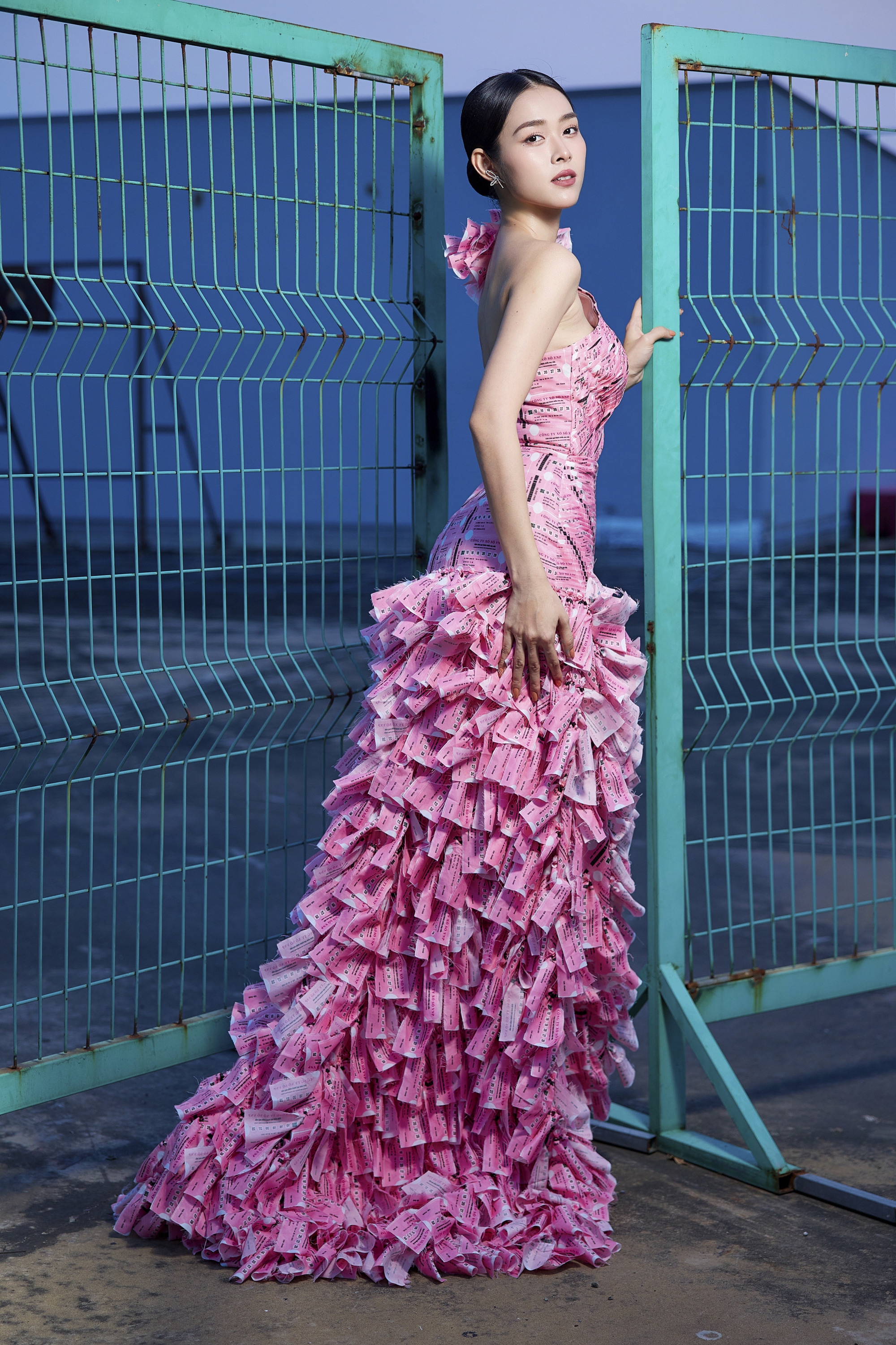 Giới trẻ đọ váy áo độc lạ từ nguyên liệu tái chế - VnExpress Giải trí