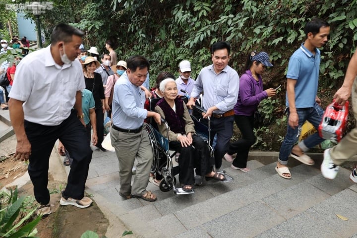 Hai con khiêng mẹ 87 tuổi vượt gần 500 bậc đá lên đỉnh núi dâng hương Vua Hùng - Ảnh 2.