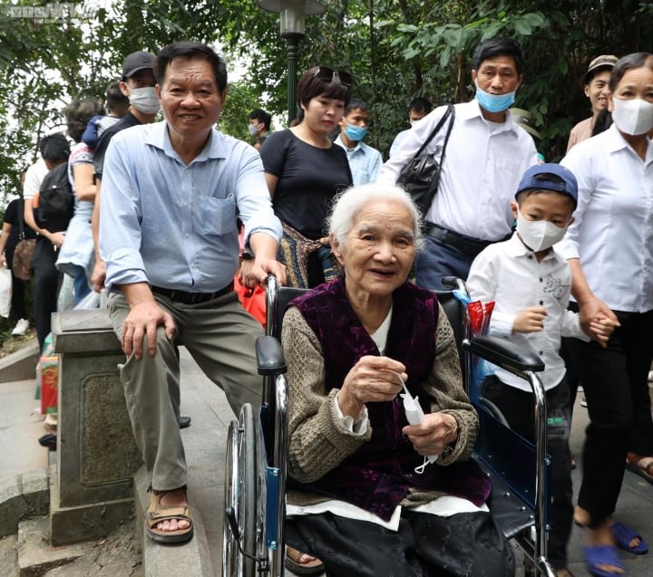 Hai con khiêng mẹ 87 tuổi vượt gần 500 bậc đá lên đỉnh núi dâng hương Vua Hùng - Ảnh 3.
