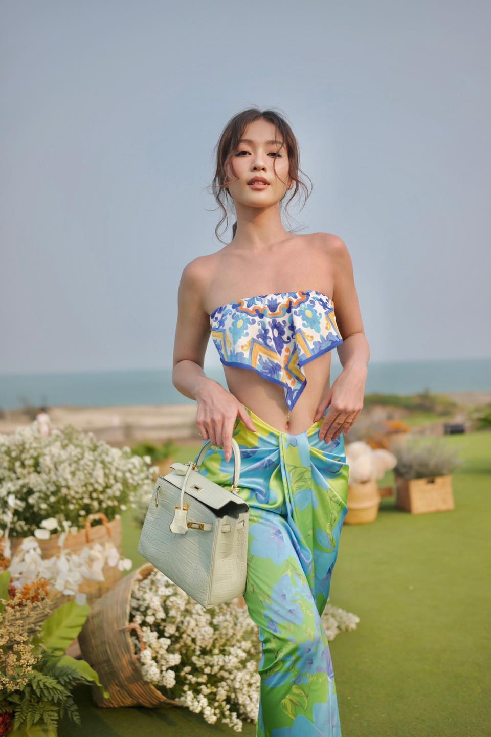 'Vợ' Thanh Sơn gợi ý đồ đi biển: bikini, áo yếm, đầm xẻ khoét sâu khiến fan 'tròn mắt' - Ảnh 2.