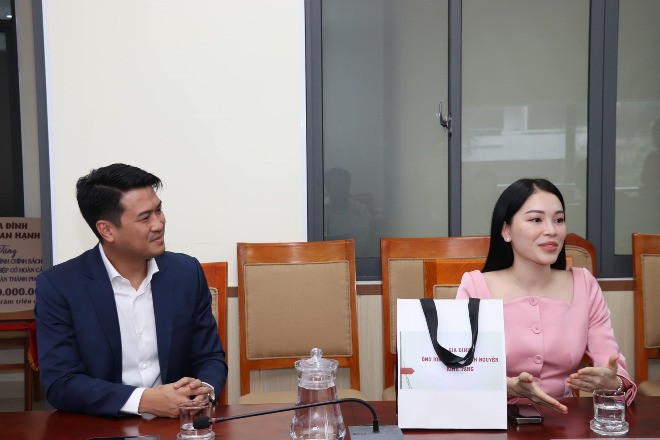 Linh Rin và Phillip Nguyễn hủy lễ cưới, tặng 1,5 tỷ đồng cho công nhân mất việc - Ảnh 3.