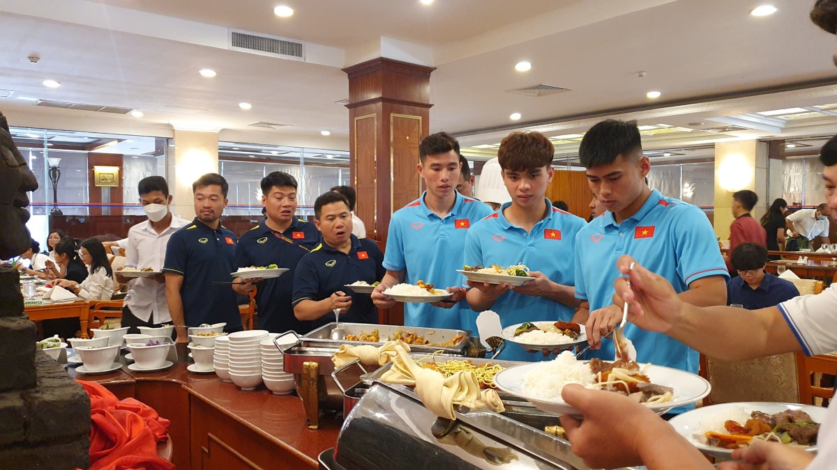 Bữa ăn miễn phí của U22 Việt Nam tại SEA Games 32 có những gì? - Ảnh 1.