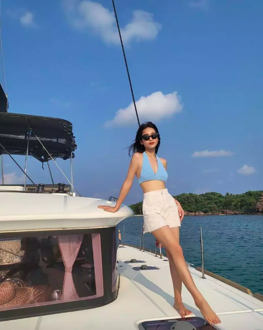 'Vợ' Thanh Sơn gợi ý đồ đi biển: bikini, áo yếm, đầm xẻ khoét sâu khiến fan 'tròn mắt' - Ảnh 11.