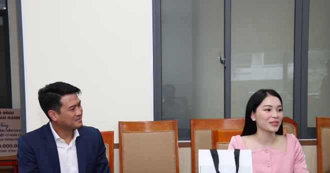 Linh Rin và Phillip Nguyễn hủy lễ cưới, tặng 1,5 tỷ đồng cho công nhân mất việc