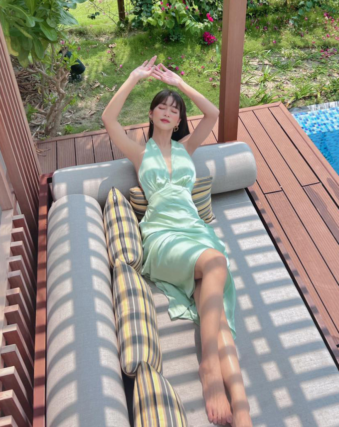 'Vợ' Thanh Sơn gợi ý đồ đi biển: bikini, áo yếm, đầm xẻ khoét sâu khiến fan 'tròn mắt' - Ảnh 6.