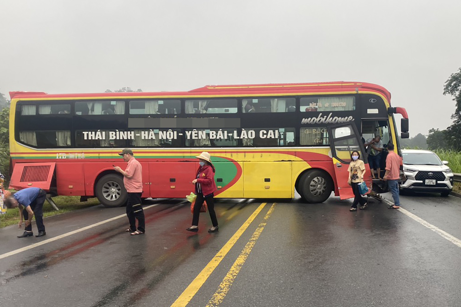 Xe khách mất lái trên cao tốc Nội Bài - Lào Cai - Ảnh 1.