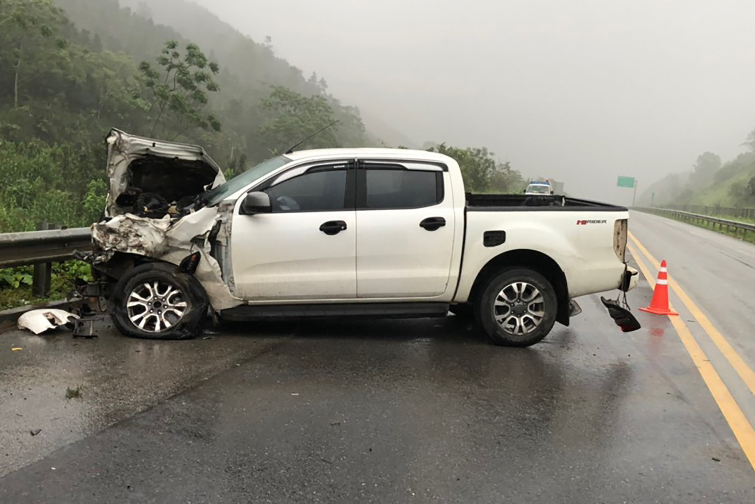 Xe khách mất lái trên cao tốc Nội Bài - Lào Cai - Ảnh 3.