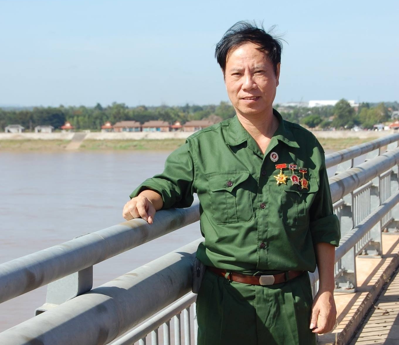 Sinh vi&ecirc;n B&aacute;ch khoa 'g&aacute;c b&uacute;t' nhập ngũ: Kh&ocirc;ng thể qu&ecirc;n m&igrave;nh l&agrave; một người l&iacute;nh - Ảnh 1.