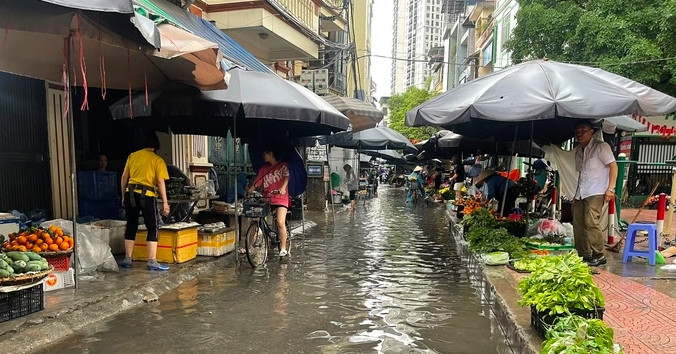 Mưa lớn, nhiều tuyến phố ở Hà Nội ngập sâu trong nước