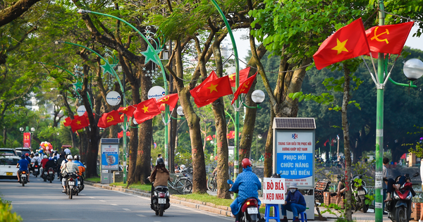 H&agrave; Nội treo cờ Tổ quốc kỷ niệm 136 năm Ng&agrave;y sinh Chủ tịch Hồ Ch&iacute; Minh - Ảnh 1.
