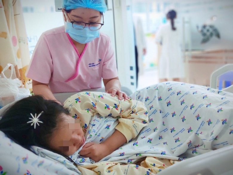 Bị tẩy chay trên mạng, bé gái học giỏi có hành động khiến bố phải khóc ngất, cha mẹ đừng xem thường 'những chuyện trẻ con' - Ảnh 1. Bị tẩy chay trên mạng, bé gái học giỏi có hành động khiến bố phải khóc ngất, cha mẹ đừng xem thường 'những chuyện trẻ con' - Ảnh 1.