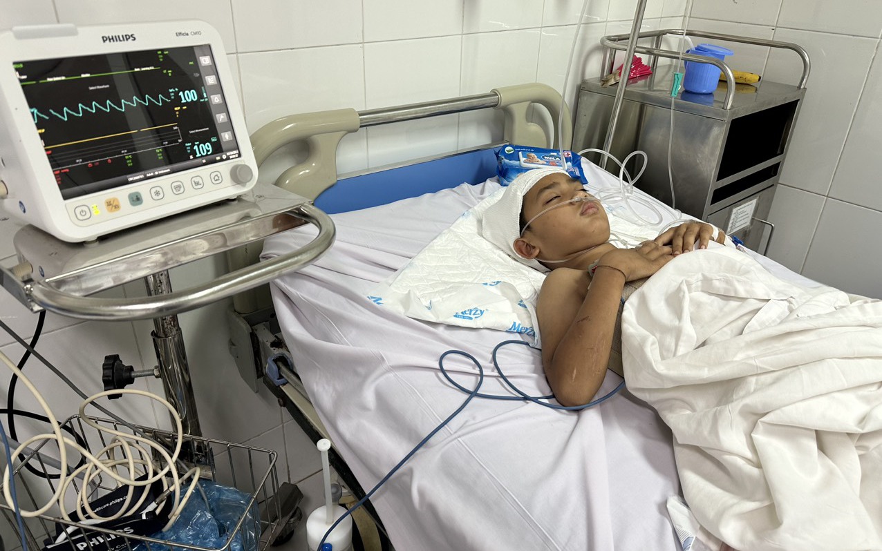 Xót thương bé trai dân tộc Thái chấn thương nặng, hôn mê sau tai nạn xe lao xuống vực cùng ông nội