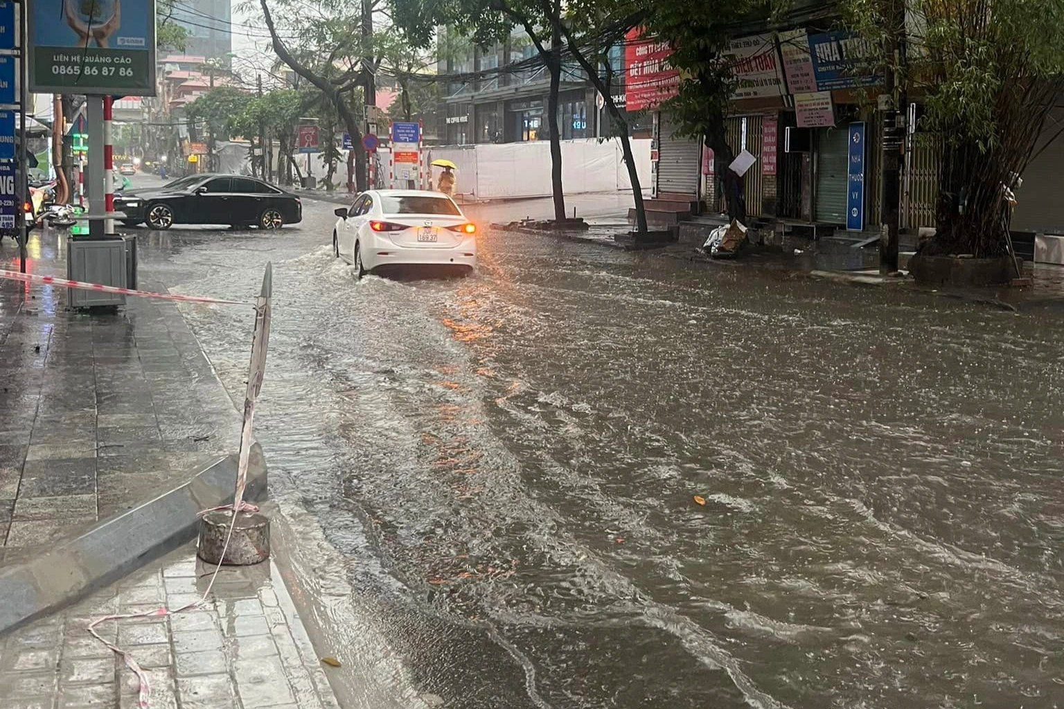 Mưa lớn, nhiều tuyến phố ở Hà Nội ngập sâu trong nước - Ảnh 2.