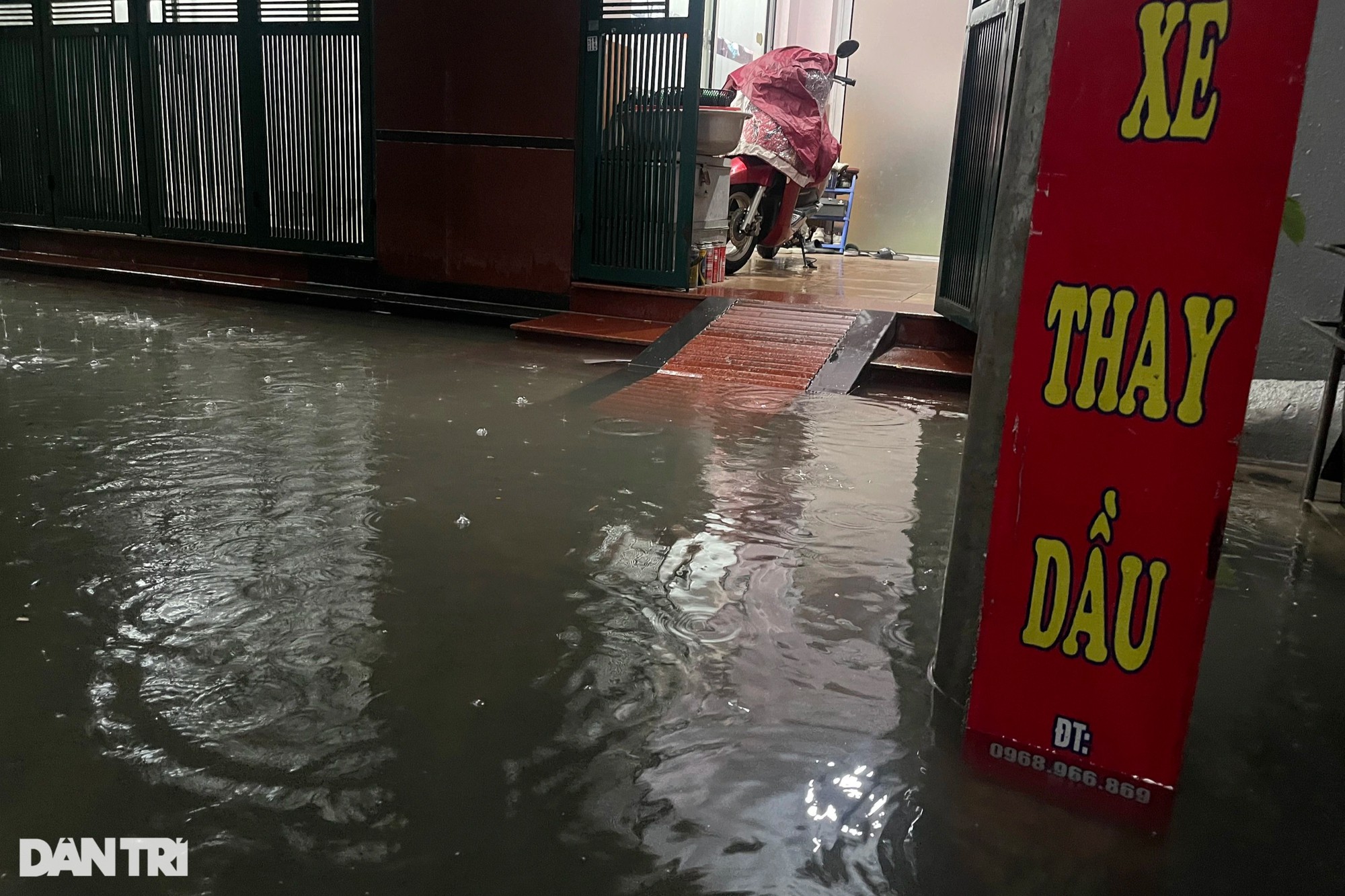 Mưa lớn, nhiều tuyến phố ở Hà Nội ngập sâu trong nước - Ảnh 3.