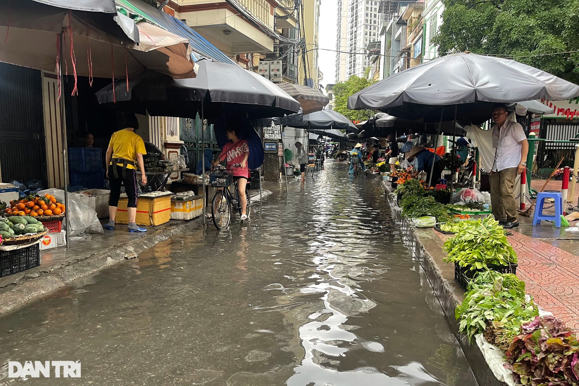 Mưa lớn, nhiều tuyến phố ở Hà Nội ngập sâu trong nước - Ảnh 5.