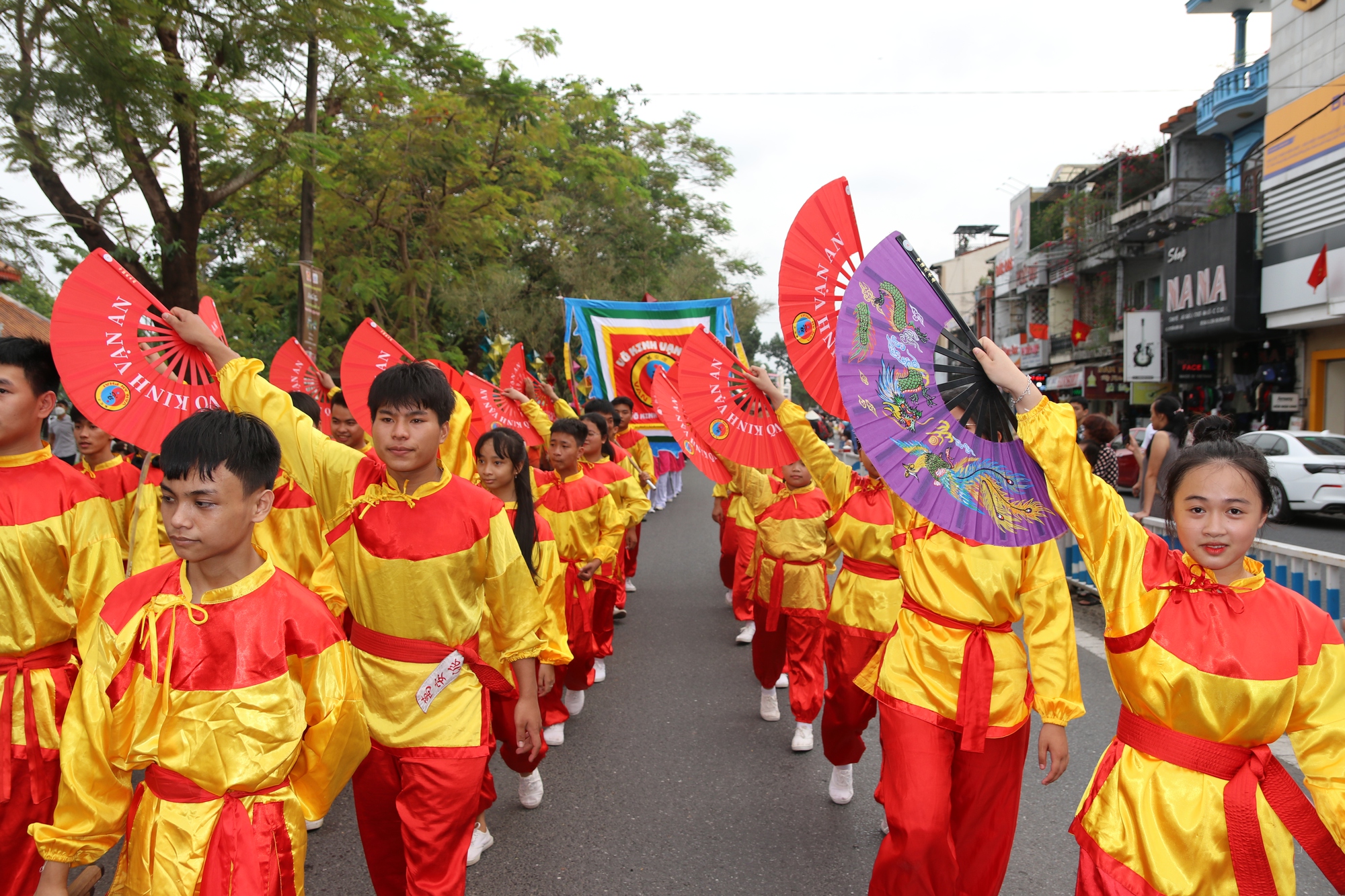 'Đại tiệc' nghệ thuật trên đường phố Huế hút khách ngày đầu nghỉ lễ - Ảnh 3.