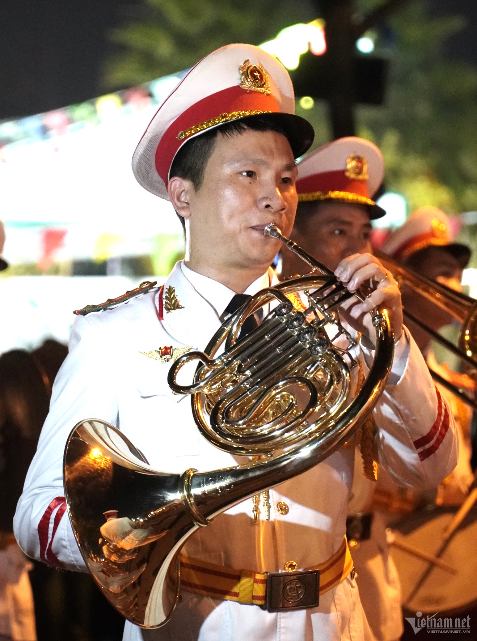 Hình ảnh nữ công an xinh đẹp cùng đoàn nhạc biểu diễn trên đường phố Đà Nẵng - Ảnh 4.