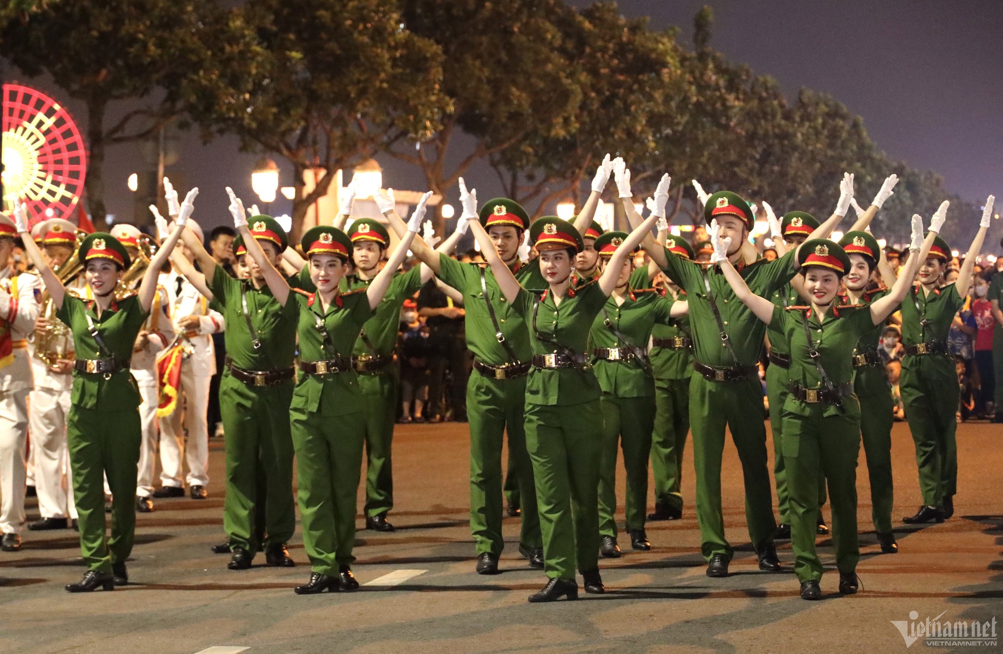 Hình ảnh nữ công an xinh đẹp cùng đoàn nhạc biểu diễn trên đường phố Đà Nẵng - Ảnh 6.