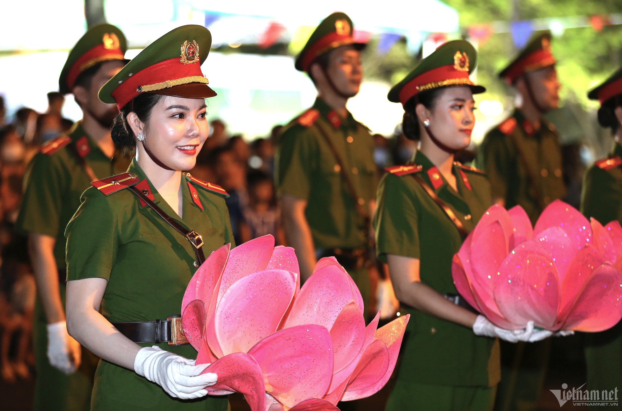 Hình ảnh nữ công an xinh đẹp cùng đoàn nhạc biểu diễn trên đường phố Đà Nẵng - Ảnh 7.