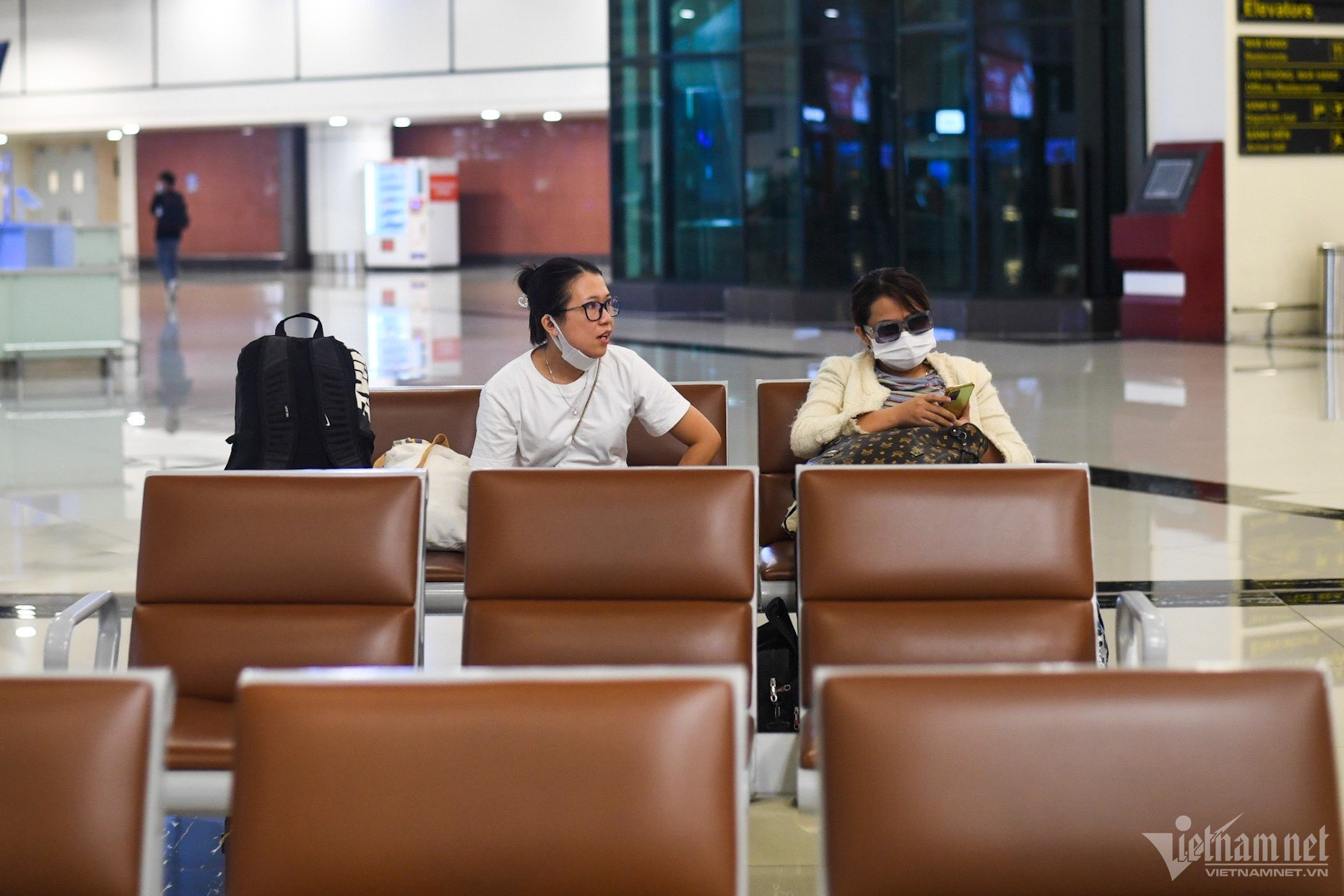 Hành khách thảnh thơi ở sân bay ngày đầu kỳ nghỉ lễ - Ảnh 5.