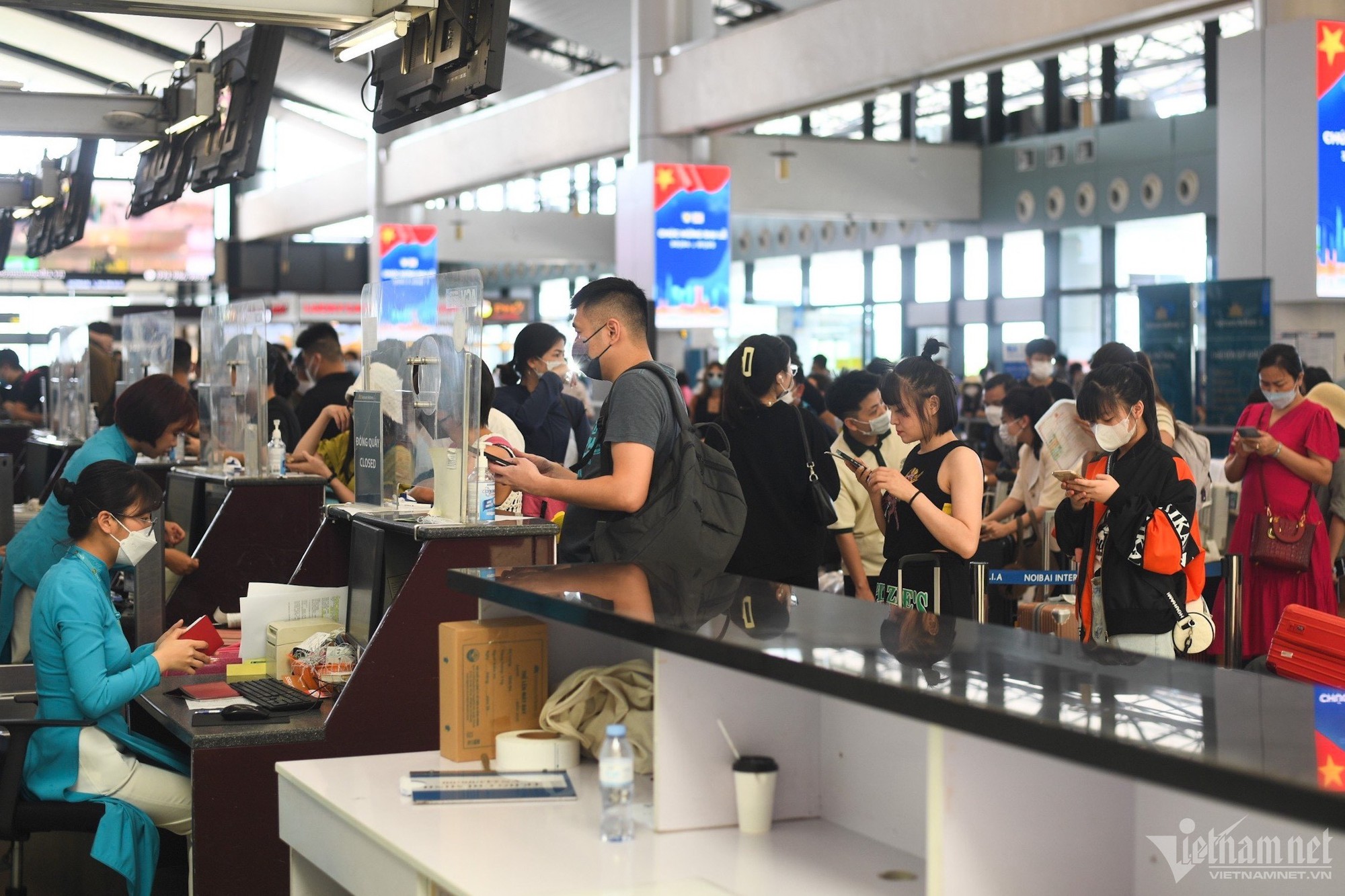 Hành khách thảnh thơi ở sân bay ngày đầu kỳ nghỉ lễ - Ảnh 7.