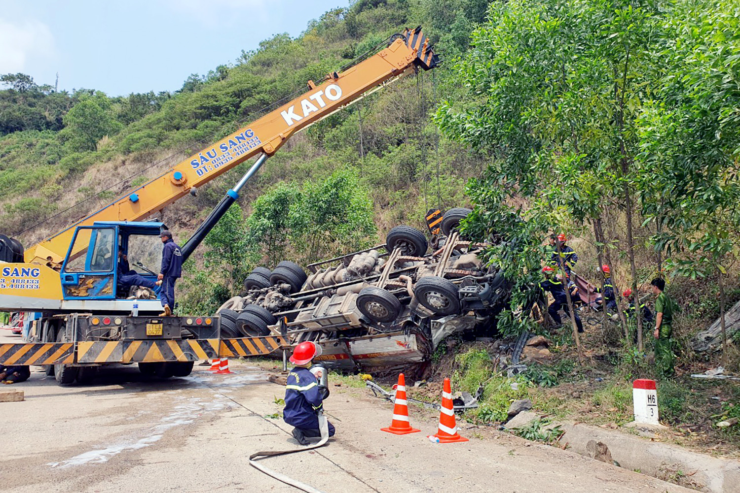 Ô tô tải lật khiến 4 người tử vong ở Phú Yên: Các nạn nhân xin đi nhờ xe về quê - Ảnh 1.