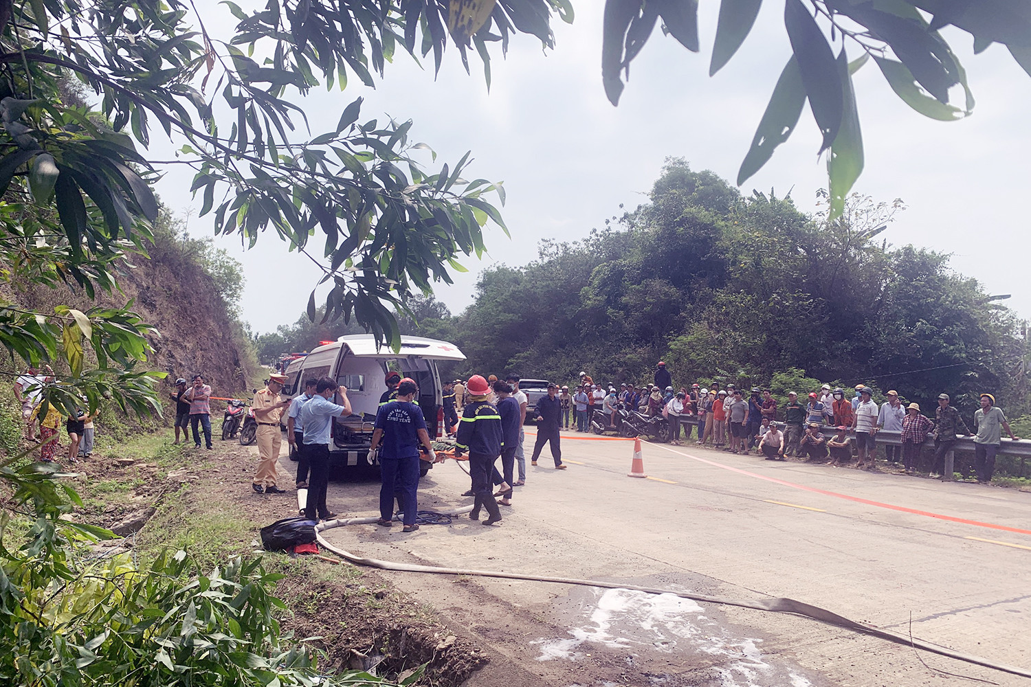 Ô tô tải lật khiến 4 người tử vong ở Phú Yên: Các nạn nhân xin đi nhờ xe về quê - Ảnh 3.