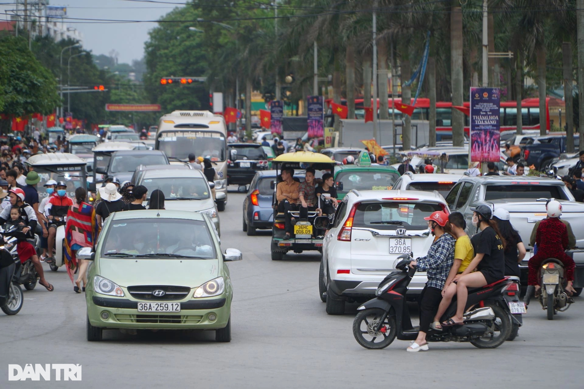 Ken đặc du khách trên bãi tắm Sầm Sơn trong ngày 30/4 - Ảnh 11.