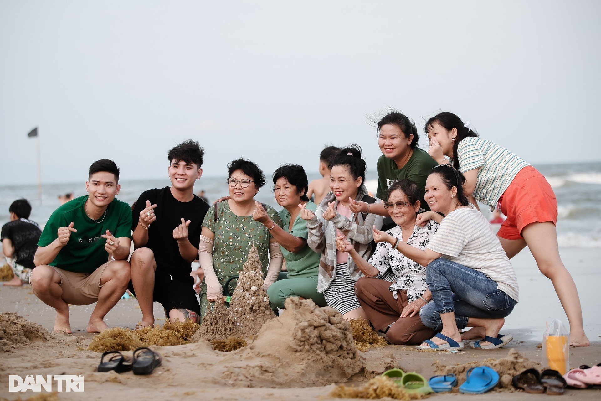 Hàng trăm nghìn người đi chơi biển Vũng Tàu trong hai ngày đầu nghỉ lễ 30/4 - Ảnh 8.